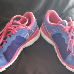 Size 7.5 Nike Trainers
